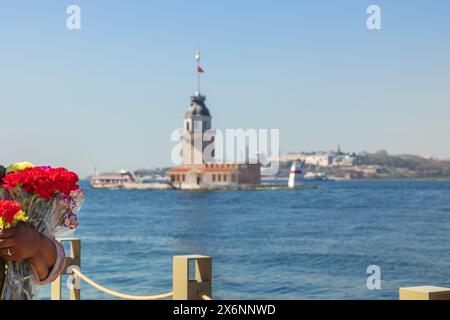 Istanbul Hintergrundfoto. Blumenstrauß und Kiz Kulesi alias Maiden's Tower. Selektive Fokussierung auf den Vordergrund. Stockfoto