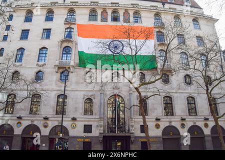 London, Großbritannien. Februar 2023. Außenansicht des India House, der High Commission of India in London, mit einer riesigen indischen Flagge. Quelle: Vuk Valcic/Alamy Stockfoto