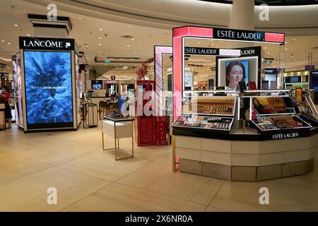 SINGAPUR - 6. NOVEMBER 2023: Innenaufnahme von Isetan in Singapur. Stockfoto