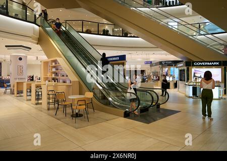 SINGAPUR - 6. NOVEMBER 2023: Innenaufnahme von Isetan in Singapur. Stockfoto