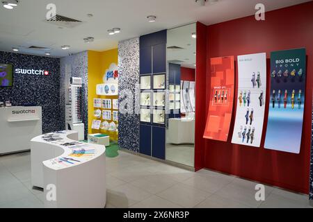 SINGAPUR - 06. NOVEMBER 2023: Verschiedene Uhren werden im Swatch Store in Singapur ausgestellt. Stockfoto