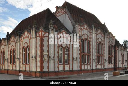 Cakovec, Kroatien 12. Februar 2024. Historisches Jugendstilgebäude des alten Kasinos in der Region Medjimurje. Das Gewerkschaftshaus wurde mit Kaufleuten erbaut Stockfoto