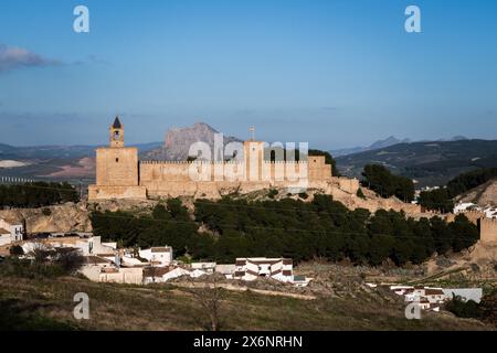 Blick auf die maurische Festung Alcazaba von Antequera und die umliegenden Berge in Andalusien, Südspanien. Stockfoto