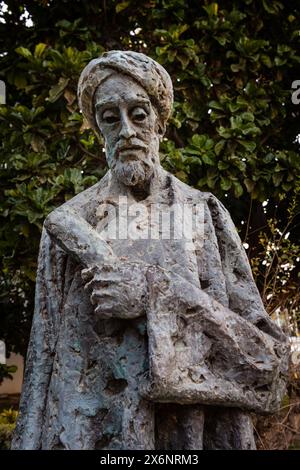 Kontemplative Statue des jüdischen Dichters, Weisen und Philosophen Solomon Ibn Gabirol aus dem 11. Jahrhundert in Malaga, Spanien. Stockfoto