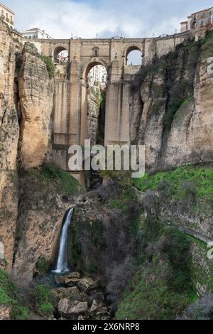 Eine Brücke überspannt einen Canyon und verbindet zwei Seiten des historischen Bergdorfes Ronda in Andalusien, Südspanien. Stockfoto