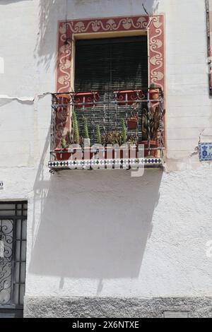 Fassade mit wunderschönen Ornamenten im Viertel Albaicin in Granada, Spanien. Stockfoto