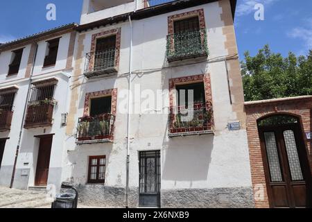 Fassade mit wunderschönen Ornamenten im Viertel Albaicin in Granada, Spanien. Stockfoto