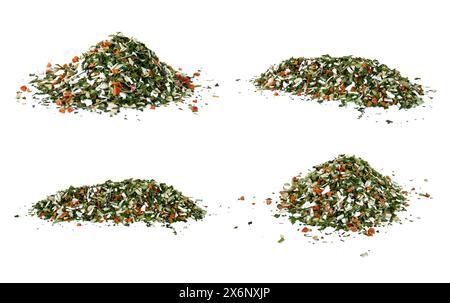 Ein Haufen gemischtes, dehydriertes Gemüse und Kräuter auf weißem Hintergrund Stockfoto