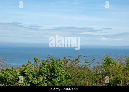 Blick auf Whiting Bay, Isle of Arran, Schottland, Großbritannien. Die silberblauen Töne des Meeres und des Himmels verschmelzen ineinander. Stockfoto