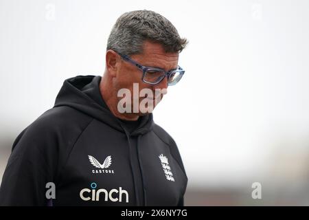 Englands Cheftrainer Jon Lewis während einer Nets Session auf dem County Ground in Northampton. Bilddatum: Donnerstag, 16. Mai 2024. Stockfoto