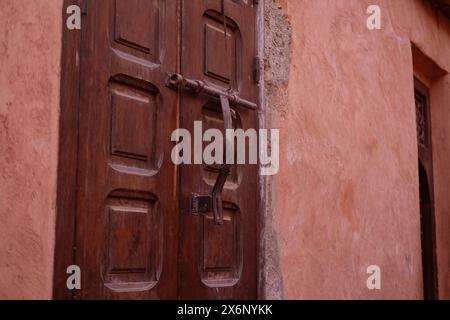 Eingang aus Holz alte geschnitzte Türen Marokko im orientalischen Stil, traditionelle orientalische Farben, kunstvolle Holztüren in der Altstadt, östliche Handwerkskunst Stockfoto