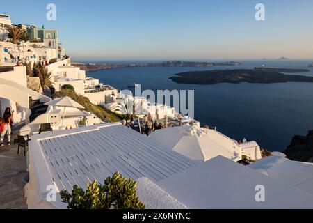 Imergovigli, Santorini, Griechenland - 29. Juni 2021: Weiß getünchte Häuser mit Terrassen und Pools und einer schönen Aussicht in Imerovigli auf der Insel Santorini, GRE Stockfoto