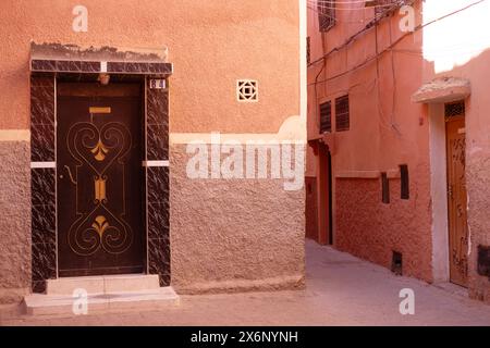 Eingang aus Holz alte geschnitzte Türen Marokko im orientalischen Stil, traditionelle orientalische Farben, kunstvolle Holztüren in der Altstadt, östliche Handwerkskunst Stockfoto