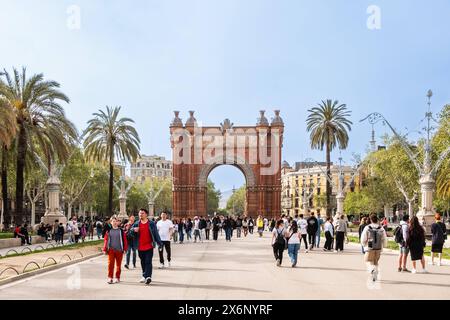 Viele Touristen am Arc de Triomf in Barcelona, Spanien Barcelona Katalonien Spanien *** viele Touristen am Arc de Triomf in Barcelona, Spanien Barcelo Stockfoto