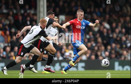 Adam Wharton vom Crystal Palace nimmt es mit Joao Palhinha aus Fulham auf. - Fulham V Crystal Palace, Premier League, Craven Cottage Stadium, London, Großbritannien - 27. April 2024. Nur redaktionelle Verwendung – es gelten Einschränkungen für DataCo. Stockfoto