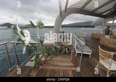 © PHOTOPQR/NICE MATIN/Jean Francois Ottonello ; Mandelieu-la-Napoule ; 16/05/2024 ; Visite de Canua, île Nomade flottante, veille de Son Inauguration, ici au mouillage dans la baie de Mandelieu Mandelieu la Napoule, nahe Cannes, Frankreich, 16. Mai 2024 Ein Tag vor ihrer Eröffnung, Besuch der Insel Canua. Canua Island. Künstliche Insel, schwimmend dieses schwimmende Paradies hat einen Namen: Canua Island. Es wird ein Strandclub sein, der tagsüber den Chic des Club 55 und abends die Atmosphäre des Hotels Costes verspricht, mit einem Restaurant, einer 360°-Lounge-Bar auf dem Dach, zwei Schwimmbädern Stockfoto