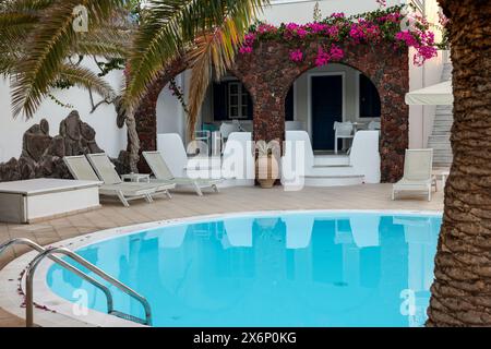 Oia, Santorini, Griechenland - 30. Juni 2021: Weiß getünchtes Haus mit Terrasse und Pool in Oia auf der Insel Santorin, Griechenland Stockfoto