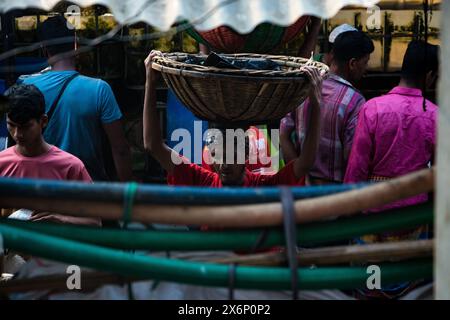 In Jatrabari, Dhaka, Bangladesch, sind die Händler mit Aktivitäten beschäftigt und verkaufen am frühen Morgen Fisch auf dem geschäftigen Fischgroßmarkt. Dieses Bild war Cap Stockfoto