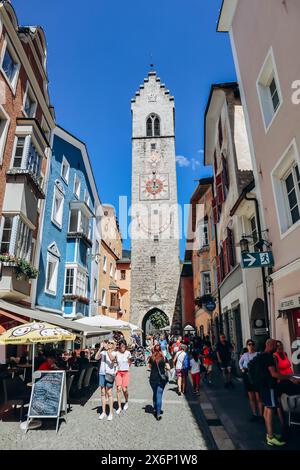 Vipiteno, Italien - 16. August 2023: Stadtzentrum von Vipiteno (Sterzing) in Südtirol in Norditalien. Stockfoto