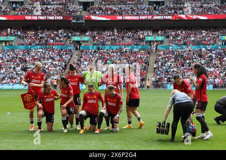 Manchester United Machen Sie sich bereit für das Teamfoto Adobe FA Women's Cup Finale gegen Tottenham Hotspur Women Wembley Stadium London UK 12. Mai 2024 Stockfoto