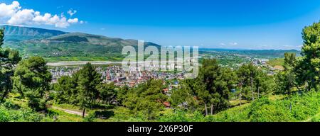 Ein Panoramablick von der Burg auf die Nordseite von Berat, Albanien im Sommer Stockfoto