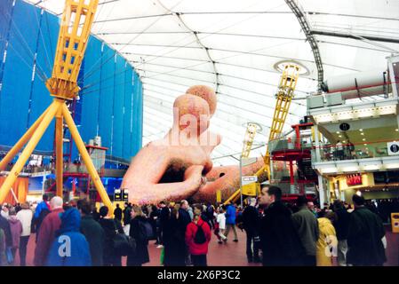 Im Millennium Dome im Jahr 2000. Millenniums-Erlebnis. Körperzone mit großen menschlichen Körperstrukturen. Stockfoto