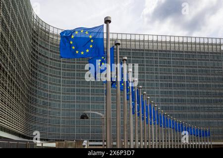 Europa Quartier in Brüssel Europafahnen vor dem Berlaymont-Gebäude in Brüssel. Dieses Geäbude ist der Sitz der Europäischen Kommission. Es liegt am den Robert-Schuman-Kreisel in Laufweite vom Europaparlament. Brüssel Brussel-Wetstraat Region Brüssel-Hauptstadt Belgien *** Europäisches Viertel in Brüssel Europäische Flaggen vor dem Berlaymont-Gebäude in Brüssel dieses Gebäude ist Sitz der Europäischen Kommission es befindet sich am Robert-Schuman-Verkehrskreis, nur wenige Gehminuten vom Europäischen Parlament Brüssel Brussel Wetstraat Region Brüssel entfernt Hauptstadt Belgien 20240514-6V2A5206 Stockfoto