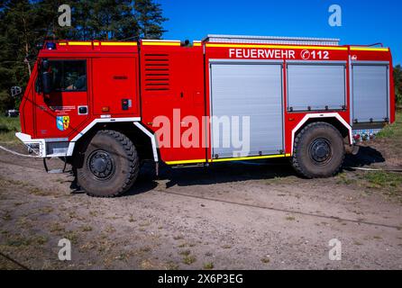 16. Mai 2024, Mecklenburg-Vorpommern, Lübtheen: Ein spezielles Tatra-Feuerwehrfahrzeug für Waldbrände fährt in der Nähe des nun erloschenen Brandes auf den ehemaligen Militärübungsbereich. Am Abend des Jahres 15.05.2024 brach ein Feuer aus und die Feuerwehr konnte die etwa drei Hektar große Flamme bekämpfen. Im Sommer 2019 hatte sich vermutlich Munition, die über die Jahre ausgesetzt war, selbst entzündet und einen Brand verursacht, der fast 1.000 Hektar Wald betraf. Foto: Jens Büttner/dpa Stockfoto