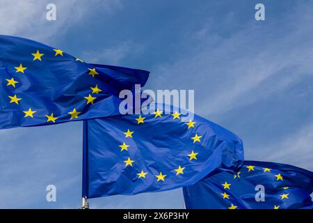 Europa Quartier in Brüssel Europafahnen vor dem Berlaymont-Gebäude in Brüssel. Dieses Geäbude ist der Sitz der Europäischen Kommission. Es liegt am den Robert-Schuman-Kreisel in Laufweite vom Europaparlament. Brüssel Brussel-Wetstraat Region Brüssel-Hauptstadt Belgien *** Europäisches Viertel in Brüssel Europäische Flaggen vor dem Berlaymont-Gebäude in Brüssel dieses Gebäude ist Sitz der Europäischen Kommission es befindet sich am Robert-Schuman-Verkehrskreis, nur wenige Gehminuten vom Europäischen Parlament Brüssel Brussel Wetstraat Region Brüssel entfernt Hauptstadt Belgien 20240514-6V2A5143 Stockfoto