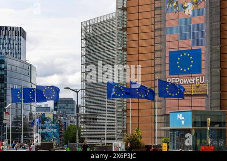 Europa Quartier in Brüssel Europafahnen vor dem Berlaymont-Gebäude in Brüssel. Dieses Geäbude ist der Sitz der Europäischen Kommission. Es liegt am den Robert-Schuman-Kreisel in Laufweite vom Europaparlament. Brüssel Brussel-Wetstraat Region Brüssel-Hauptstadt Belgien *** Europäisches Viertel in Brüssel Europäische Flaggen vor dem Berlaymont-Gebäude in Brüssel dieses Gebäude ist Sitz der Europäischen Kommission es befindet sich am Robert-Schuman-Verkehrskreis, nur wenige Gehminuten vom Europäischen Parlament Brüssel Brussel Wetstraat Region Brüssel entfernt Hauptstadt Belgien 20240514-6V2A5384 Stockfoto