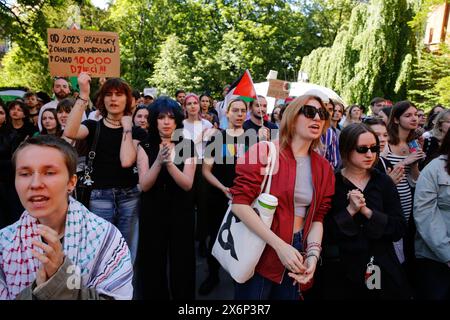 Studenten singen pro-palästinensische Parolen und halten palästinensische Fahnen und Banner während der ersten Demonstration in Polen, die von Studenten und Gelehrten gegen den israelischen Angriff auf den Gazastreifen vor dem Collegium Novum, dem Büro des Dekans der Jagiellonen-Universität in Krakau, Polen, am 15. Mai 2024 organisiert wurde. Stockfoto