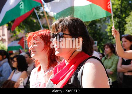 Studenten singen pro-palästinensische Parolen und halten palästinensische Fahnen und Banner während der ersten Demonstration in Polen, die von Studenten und Gelehrten gegen den israelischen Angriff auf den Gazastreifen vor dem Collegium Novum, dem Büro des Dekans der Jagiellonen-Universität in Krakau, Polen, am 15. Mai 2024 organisiert wurde. Stockfoto