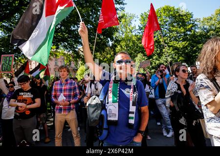 Studenten singen pro-palästinensische Parolen und halten palästinensische Fahnen und Banner während der ersten Demonstration in Polen, die von Studenten und Gelehrten gegen den israelischen Angriff auf den Gazastreifen vor dem Collegium Novum, dem Büro des Dekans der Jagiellonen-Universität in Krakau, Polen, am 15. Mai 2024 organisiert wurde. Stockfoto