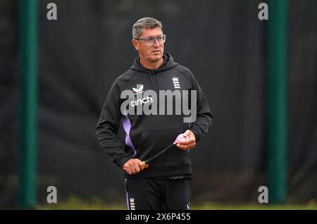 Englands Cheftrainer Jon Lewis (rechts) während einer Nets Session auf dem County Ground in Northampton. Bilddatum: Donnerstag, 16. Mai 2024. Stockfoto