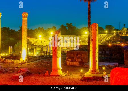 Abendlicher Blick auf die Ruinen der antiken römisch-byzantinischen Stadt Bet Shean (Nysa-Scythopolis), heute ein Nationalpark. Nord-Israel Stockfoto