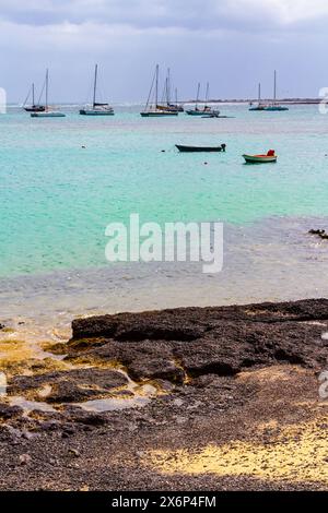 Segelboote und Boote liegen im Hafen von Corralejo. Fuerteventura, Kanarische Inseln, Spanien Stockfoto