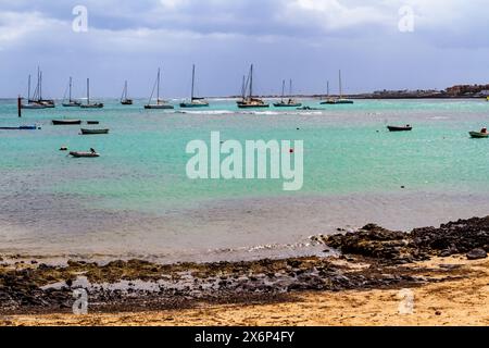 Segelboote und Boote liegen im Hafen von Corralejo. Fuerteventura, Kanarische Inseln, Spanien Stockfoto