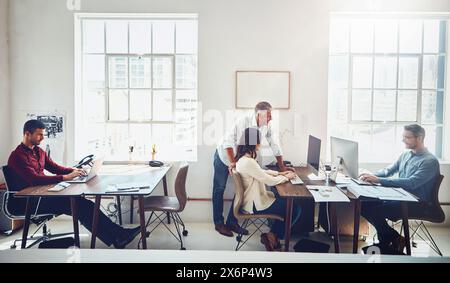 Gruppe, Arbeit und Unterstützung mit Manager am Computer für Webdesign, E-Mail mit neuen Lead für Unternehmen. Team, Arbeitsplatz und Führungskraft mit Check-on Stockfoto