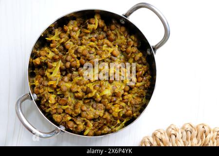 Akkha Masoor baji ist ein indisches Gericht, das mit ganzen roten Linsen, Gewürzen, Zwiebeln, Tomaten, Knoblauch, und Ingwer. Reichhaltig, geschmackvoll und nahrhaft. Stockfoto