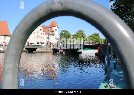 Blick am Donnerstag 16.05.2024 im Ostseebad Warnemünde, ein Ortsteil der Hanse- und Universitätsstadt Rostock, auf die teilweise geöffnete Drehbrücke über den Alten Strom. An der Brücke wurden im Verlauf des Tages Reparaturarbeiten durchgeführt. Dazu wurde an einigen Stellen der Korrosionsschutz erneuert. Dahingehend wurde die Brücke am Vormittag in zwei Phasen drehen und für den öffentlichen Verkehr gesperrt. So müssen die Passanten zur besten Frühstückszeit entweder die Brücke umlaufen oder an den beiden Zugängen lange warten bis das Bauwerk wieder seine ursprüngliche Position eingenomme Stockfoto