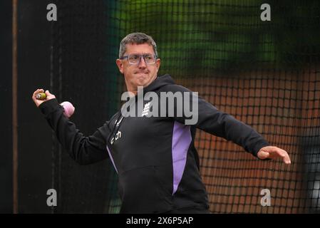 Englands Cheftrainer Jon Lewis während einer Nets Session auf dem County Ground in Northampton. Bilddatum: Donnerstag, 16. Mai 2024. Stockfoto