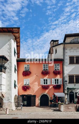 Neumarkt, Italien - 17. August 2023 : Neumarkt Stadtzentrum, ein Dorf in Südtirol in Norditalien Stockfoto