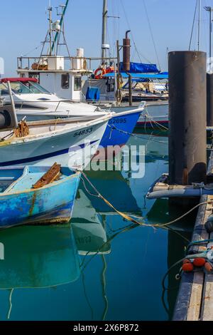 Jaffa, Israel - 10. Mai 2024: Blick auf Fischerboote im historischen Hafen von Jaffa, heute Teil von Tel-Aviv-Yafo, Israel Stockfoto