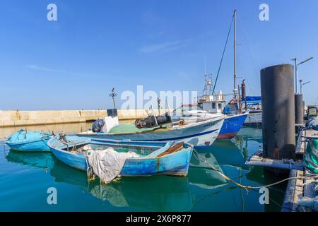 Jaffa, Israel - 10. Mai 2024: Blick auf Fischerboote im historischen Hafen von Jaffa, heute Teil von Tel-Aviv-Yafo, Israel Stockfoto