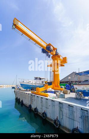 Jaffa, Israel - 10. Mai 2024: Blick auf einen Kran und eine Werft im historischen Hafen von Jaffa, heute Teil von Tel-Aviv-Yafo, Israel Stockfoto