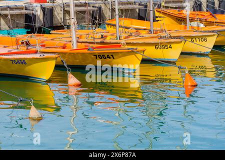 Jaffa, Israel - 10. Mai 2024: Blick auf Boote im historischen Hafen von Jaffa, heute Teil von Tel-Aviv-Yafo, Israel Stockfoto