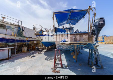 Jaffa, Israel - 10. Mai 2024: Blick auf die Werft und die Fischerboote im historischen Hafen von Jaffa, heute Teil von Tel-Aviv-Yafo, Israel Stockfoto