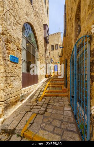 Jaffa, Israel - 10. Mai 2024: Blick auf eine typische Gasse in der Altstadt von Jaffa, heute Teil von Tel-Aviv-Yafo, Israel Stockfoto