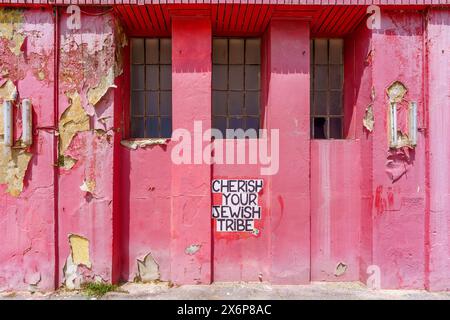 Jaffa, Israel - 10. Mai 2024: Blick auf das alte rosafarbene Gebäude in der Altstadt von Jaffa, heute Teil von Tel-Aviv-Yafo, Israel Stockfoto