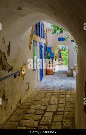 Jaffa, Israel - 10. Mai 2024: Blick auf eine typische Gasse in der Altstadt von Jaffa, heute Teil von Tel-Aviv-Yafo, Israel Stockfoto